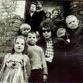 Bob Dylan tillsammans med barn